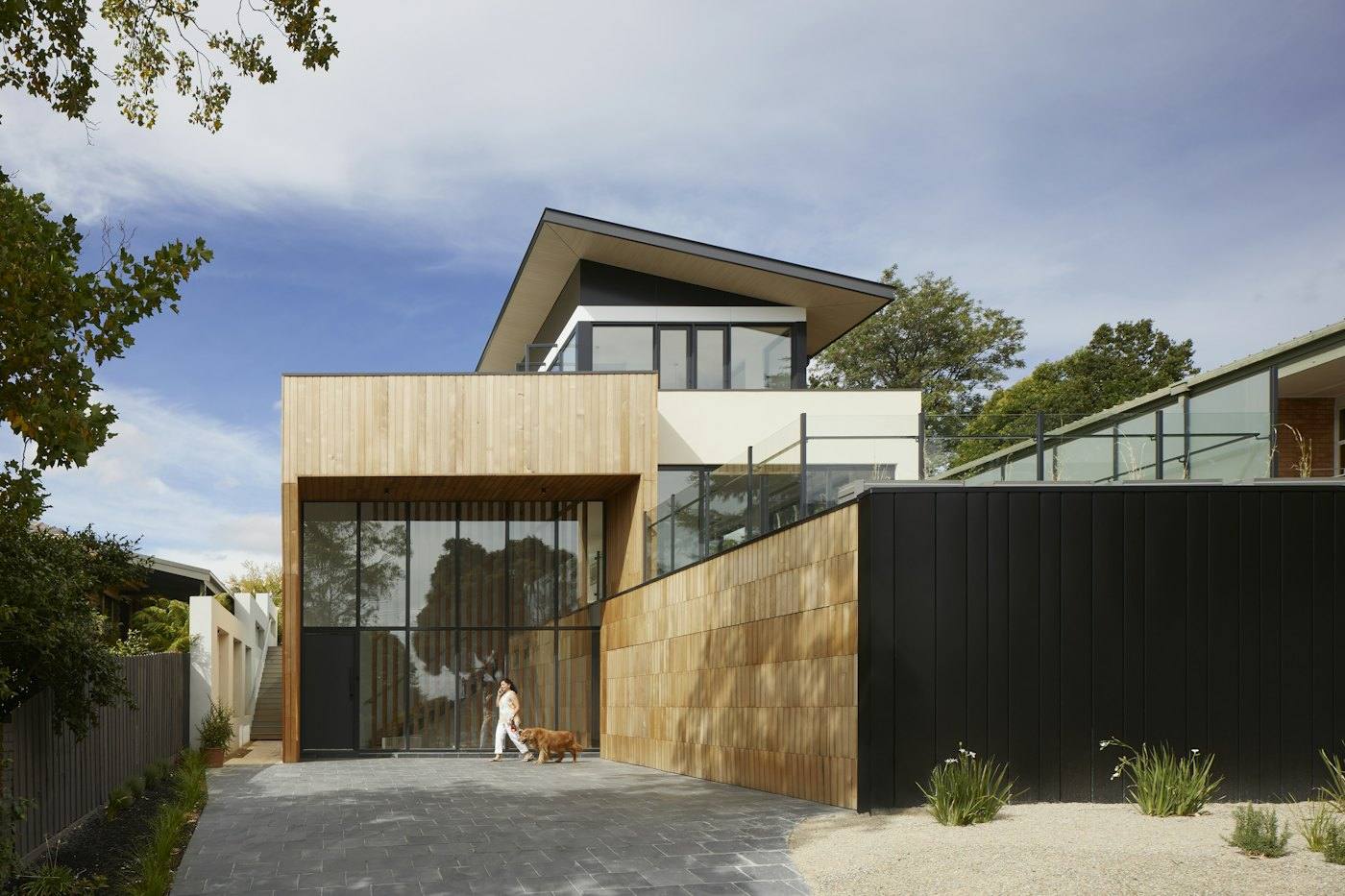 Casa con fachada de madera y concreto